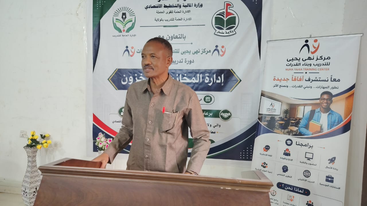 متحدث يلقي كلمة افتتاح الدورة التدريبية في مركز نهى يحيى للتدريب وبناء القدرات